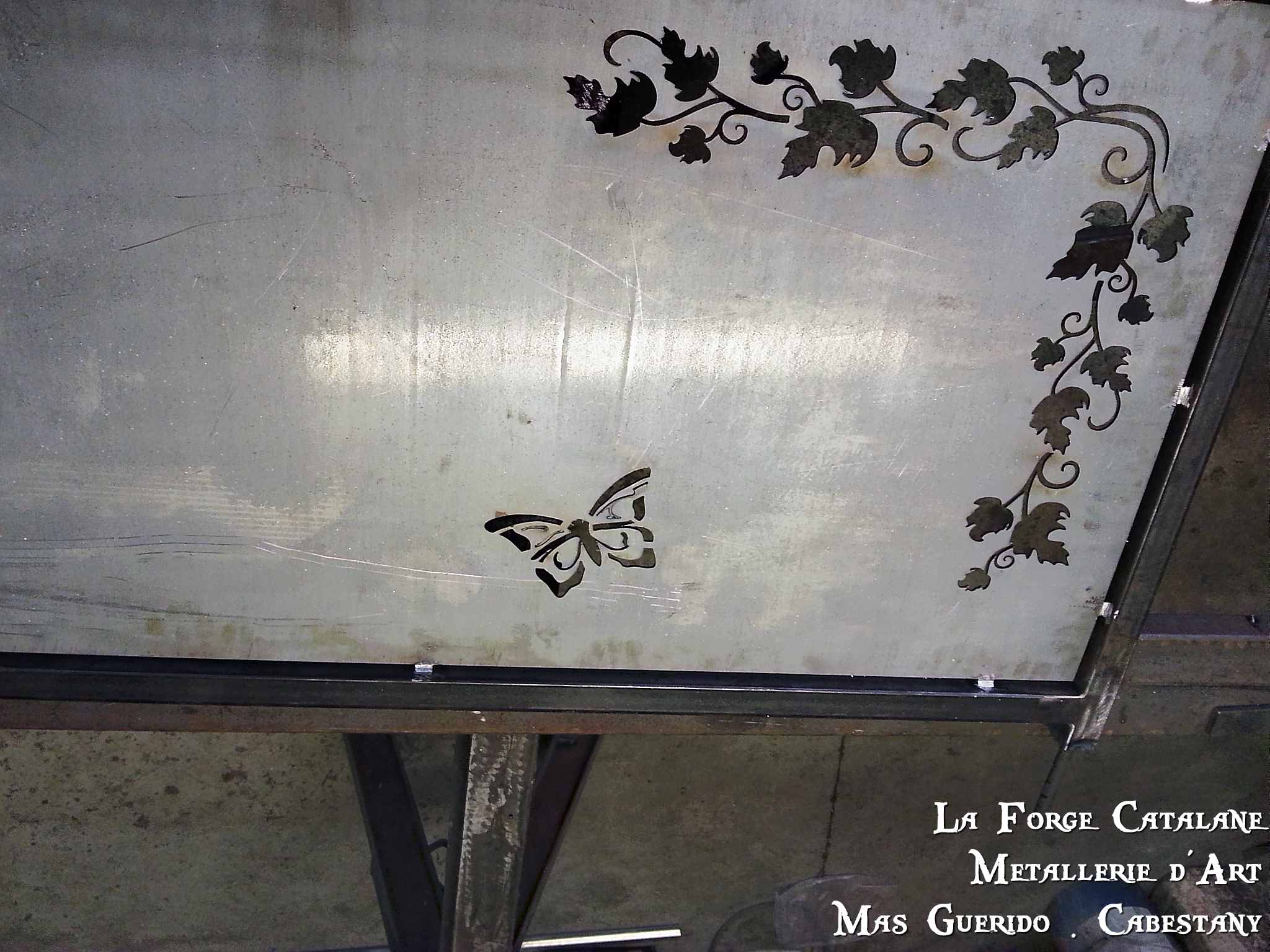 Decoupe laser vigne papillons forge catalane.jpg